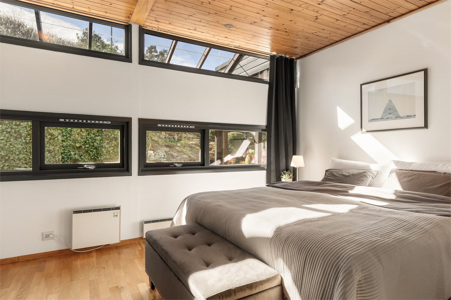 - Boligens hovedsoverom er av god størrelse -