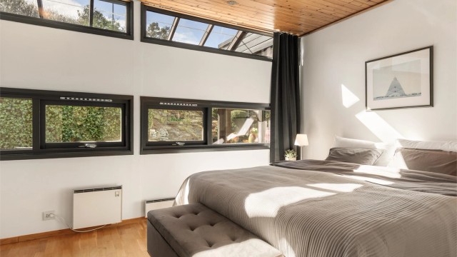 - Boligens hovedsoverom er av god størrelse -