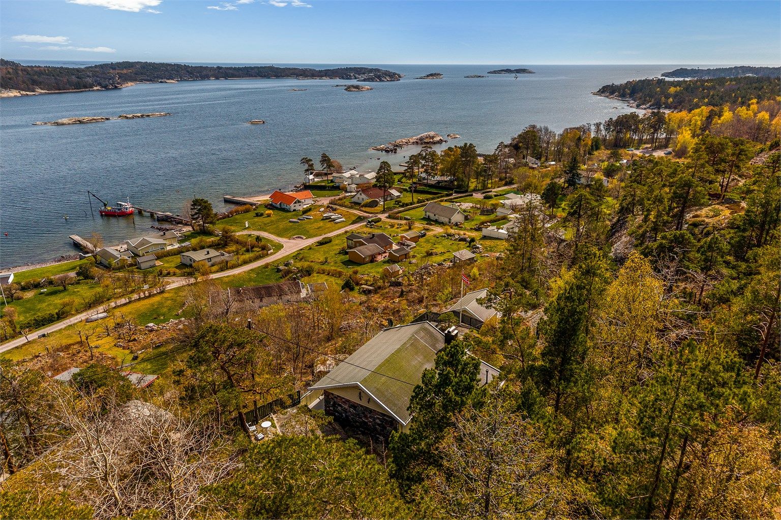 Her kan du nyte sommeren med nærhet til både sjø og nydelige turområder. Stranden og fellesarealene når du via egen sti fra hytta.