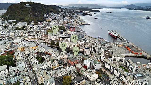 Fra leiligheten er det intern tilkomst i bygget til dagligvarebutikk, kort veg til flere av byens beste serveringssteder, kjøpesenter og kulturhavna med bla badstu. Her ligger det meste til rette for en enkel og lettvint hverdag!