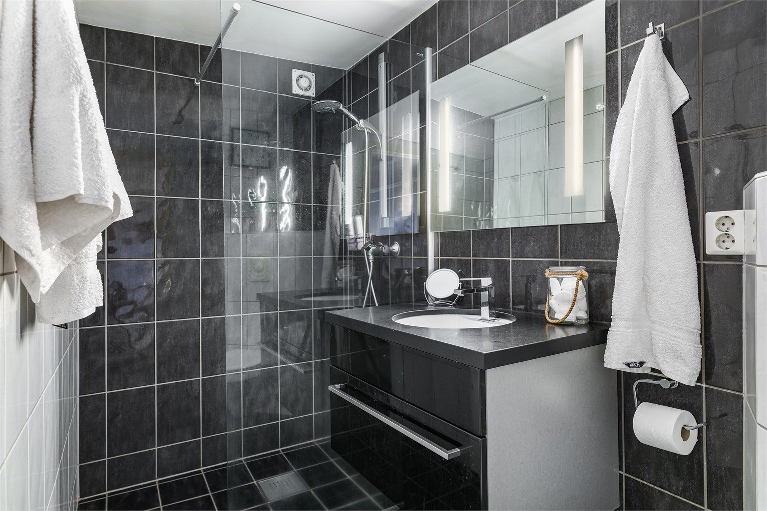 Badet ble fornyet rundt 2009 og har gulvvarme. Rørfornying ble utført i 2020.