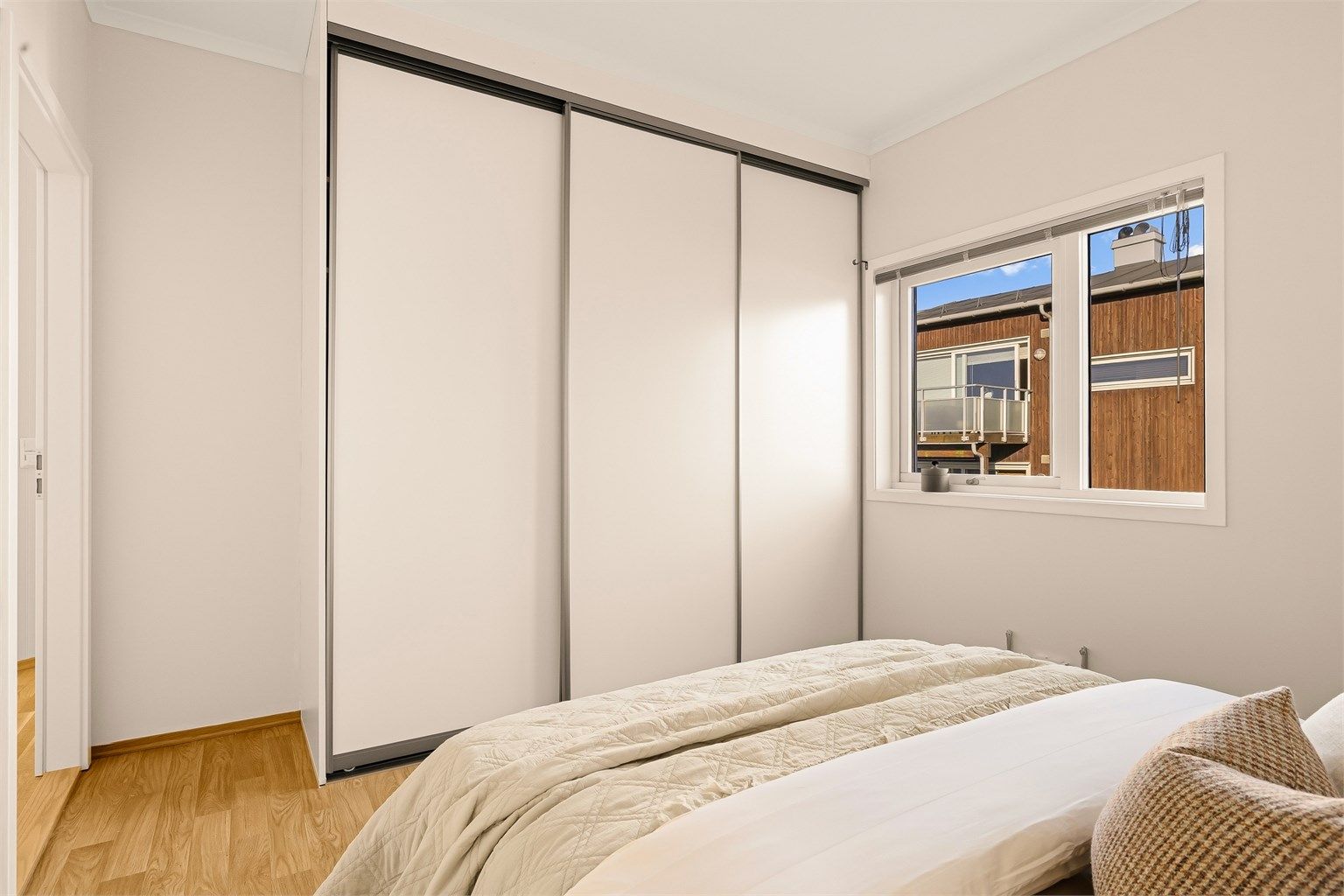 Hovedsoverommet har rikelig med skapplass i stor skyvedørsgarderobe.