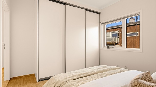 Hovedsoverommet har rikelig med skapplass i stor skyvedørsgarderobe.