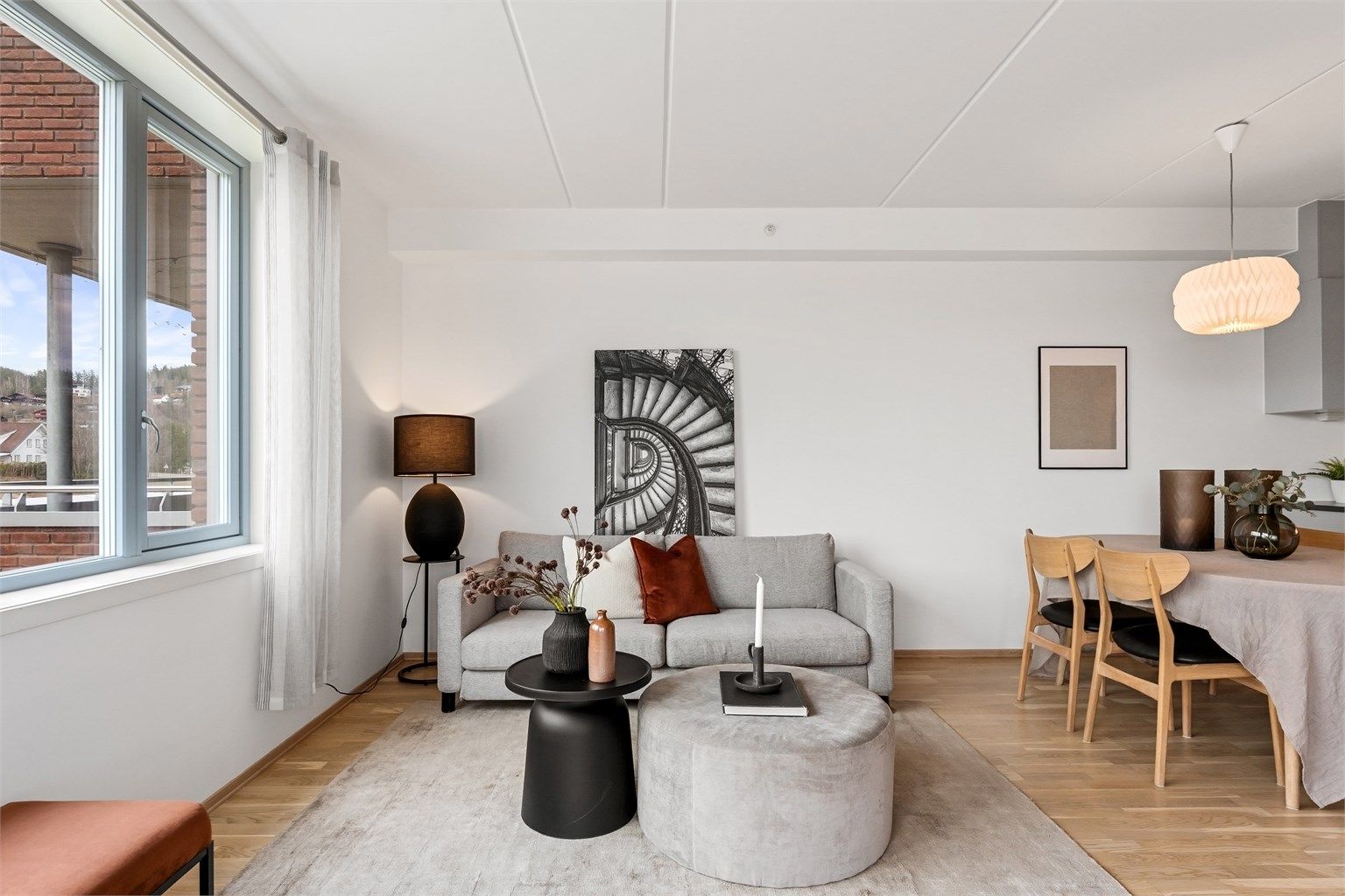 Stuen har gode møbleringsmuligheter med plass for sofagruppe, TV-seksjon, spisegruppe og annet passende møblement