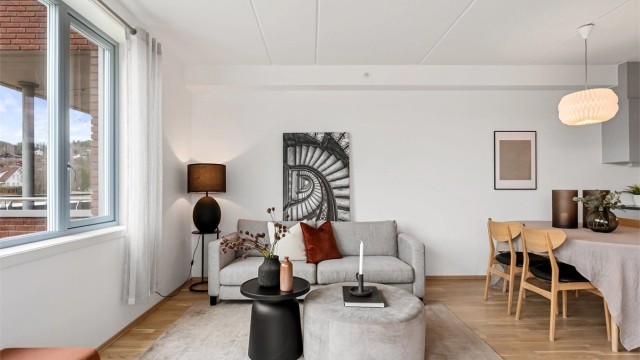 Stuen har gode møbleringsmuligheter med plass for sofagruppe, TV-seksjon, spisegruppe og annet passende møblement
