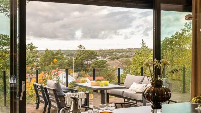 4-felts heve-/skyvedør åpner stuen mot terrassen og naturen.