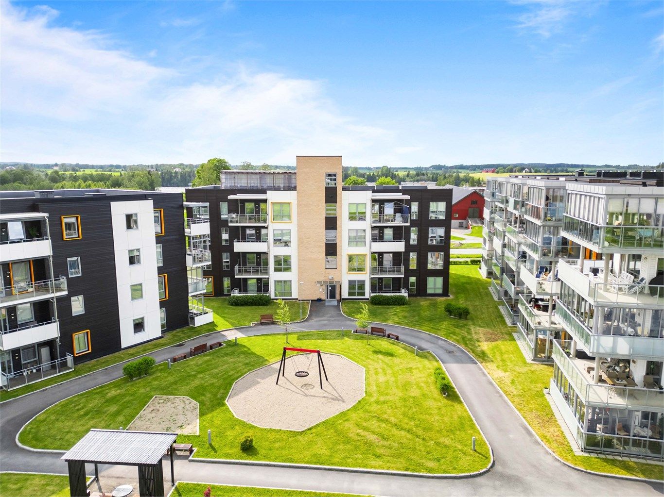 Kort gangavstand til dagligvarebutikk (Kiwi, ca. 3 min) og Årnes stasjon (ca. 10 min). Fra boligen er det bilfri adkomst til sentrum og alt man trenger i hverdagen.