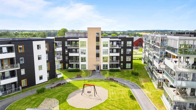 Kort gangavstand til dagligvarebutikk (Kiwi, ca. 3 min) og Årnes stasjon (ca. 10 min). Fra boligen er det bilfri adkomst til sentrum og alt man trenger i hverdagen.