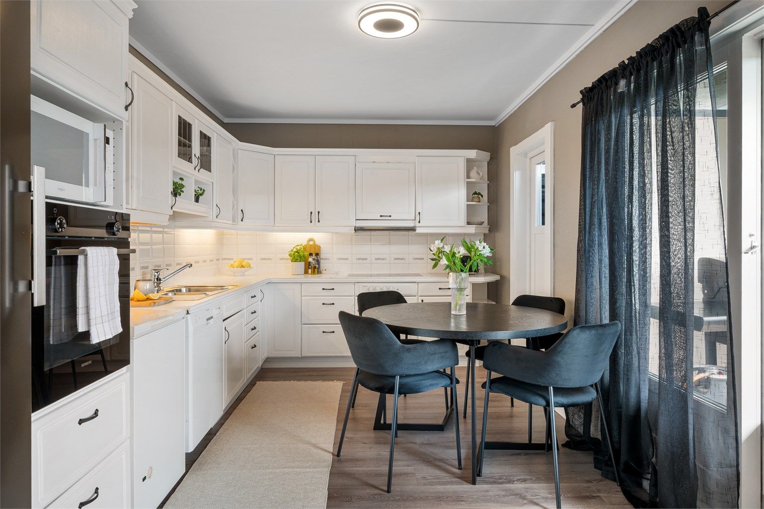 Romslig kjøkken i åpen løsning mot stue