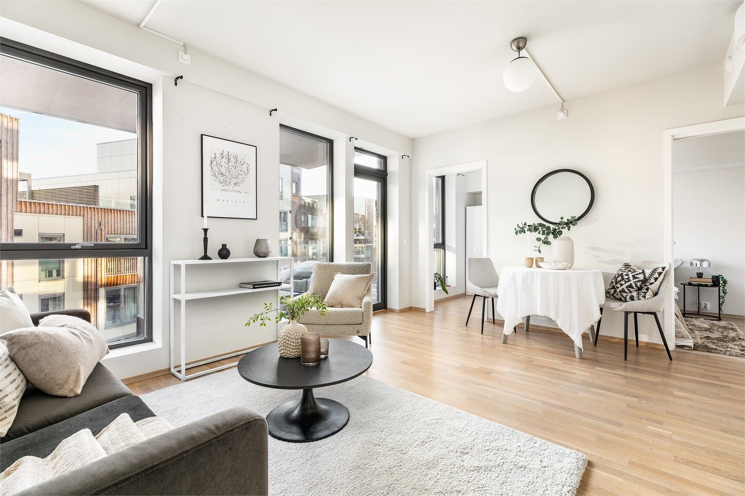 Den luftige høyden av tredje etasje kombinert med store, vertikalstilte vinduer gir gode lysforhold innendørs.