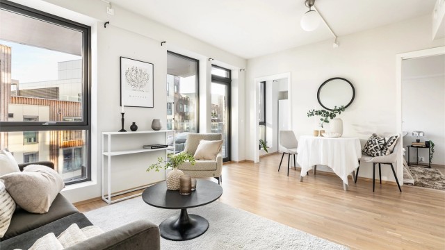 Den luftige høyden av tredje etasje kombinert med store, vertikalstilte vinduer gir gode lysforhold innendørs.