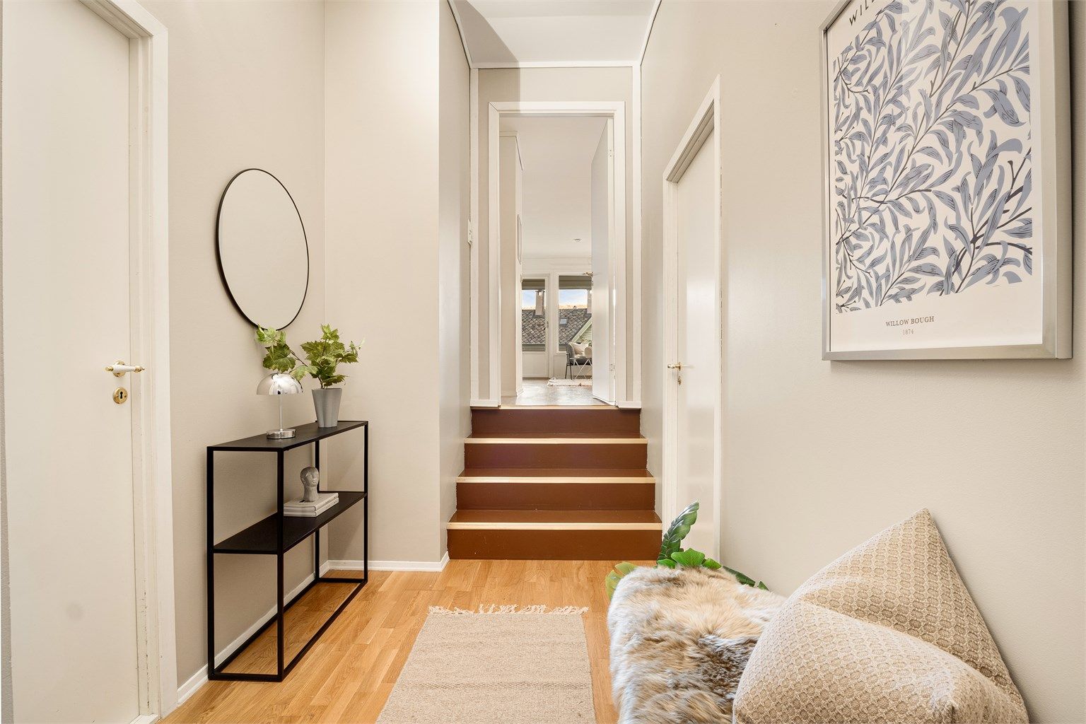 Naturlig overgang fra entrè til en luftig og lys stu.