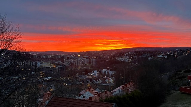 Fra balkongen er det fantastiske solnedganger. Selgers egne bilder.