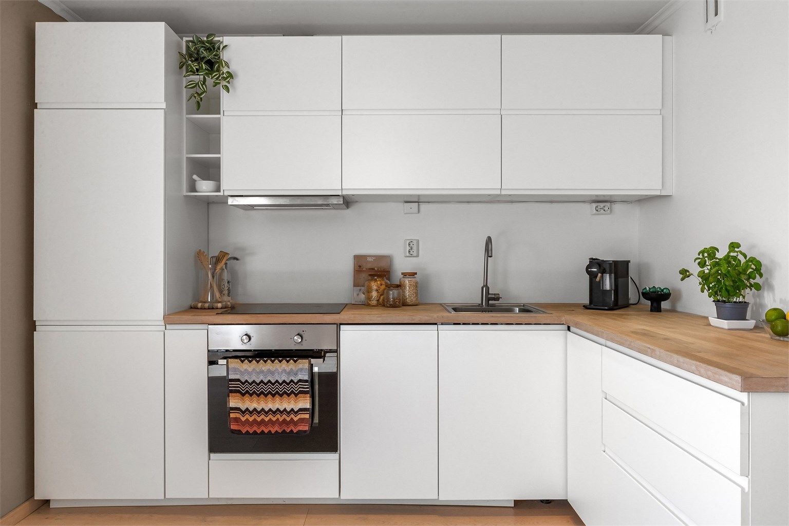 Godt utstyrt med integrerte hvitevarer som stekeovn, induksjonstopp, oppvaskmaskin og kjøleskap med fryser