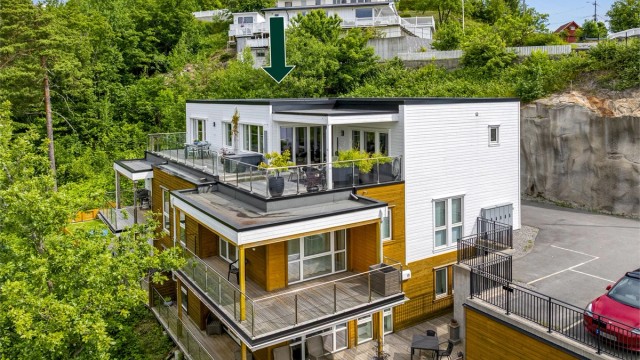 Leiligheten går over hele toppetasjen på bygget.