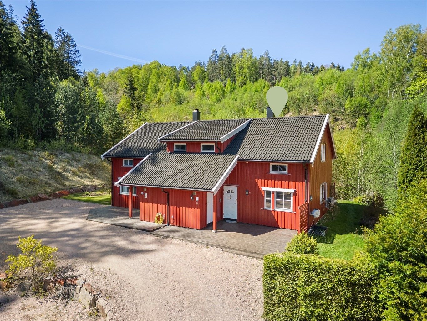 Denne vertikaldelte tomannsboligen har en usjenert beliggenhet i enden av en blindvei, helt uten gjennomgangstrafikk.
Foto: Ole Thorgeir Solheim Thoresen.