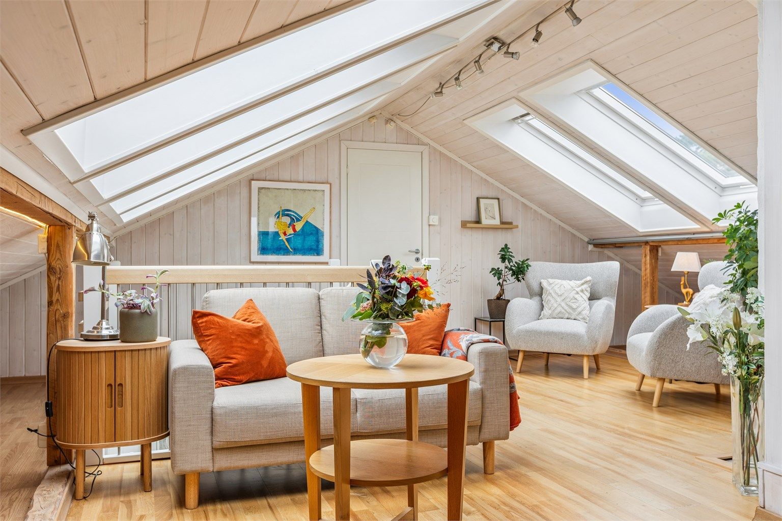 Loftstuen er et lyst og allsidig rom, perfekt som en ekstra TV-stue eller lekeareal for barna.