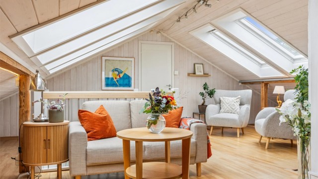 Loftstuen er et lyst og allsidig rom, perfekt som en ekstra TV-stue eller lekeareal for barna.