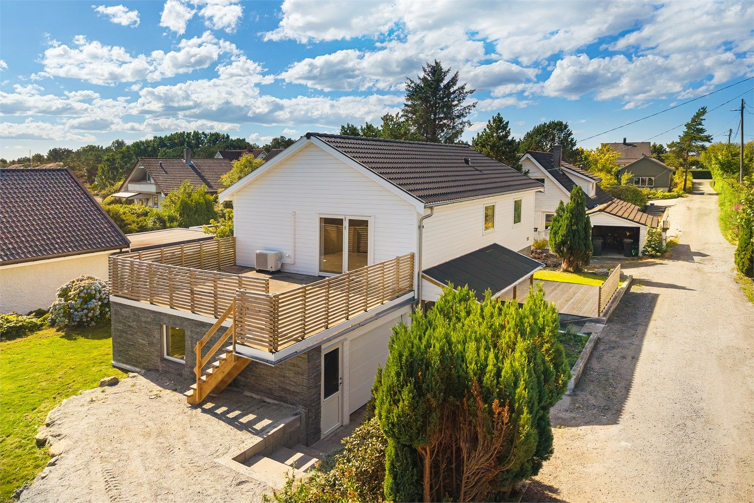 Boligen har flere uteplasser, inkludert en stor balkong på 29 m² over garasjen.
Foto: Hanne Tolleshaug