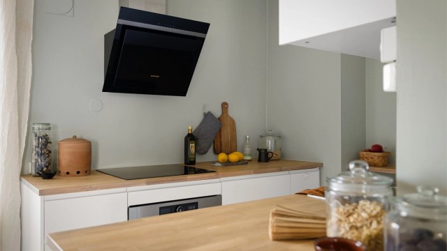 Integrerte hvitevarer som stekeovn og platetopp med kullfilterventilator over