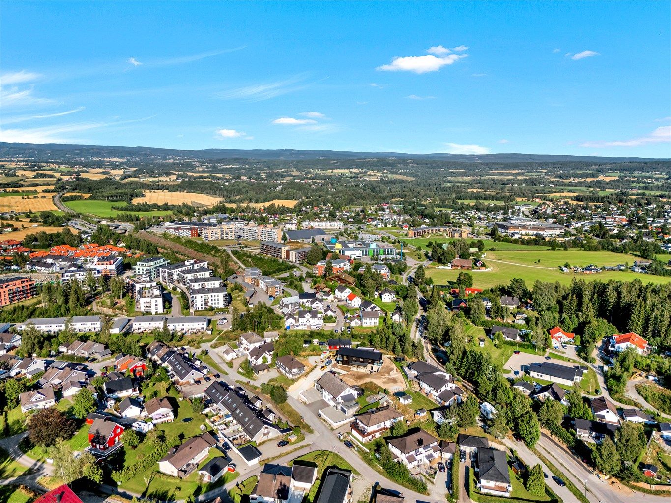 Boligen ligger meget sentralt og fint til. Gangavstand til skole, barnehage, togstasjon, svømmehall, skog og mark m.m. 