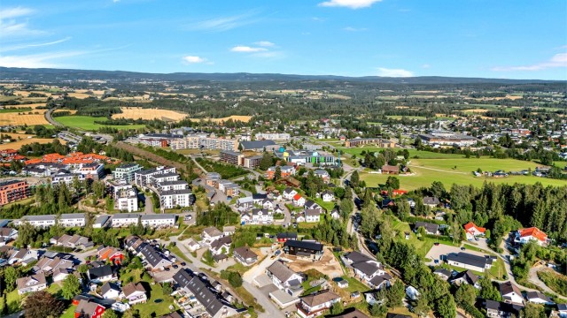 Boligen ligger meget sentralt og fint til. Gangavstand til skole, barnehage, togstasjon, svømmehall, skog og mark m.m.