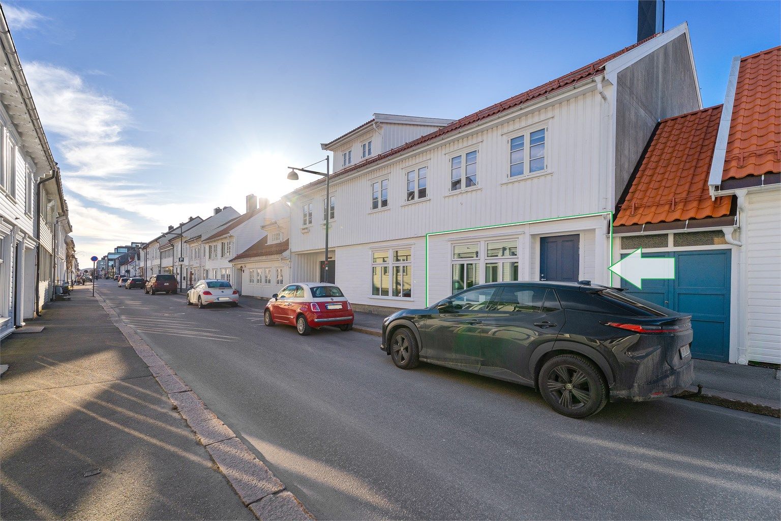 Egen dør fra koselige Skippergata, gaten er enveiskjørt og med beboerparkering