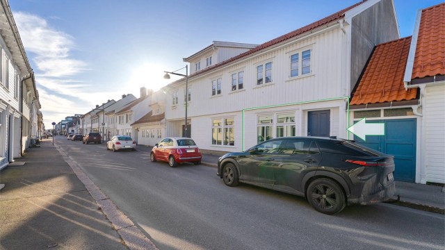 Egen dør fra koselige Skippergata, gaten er enveiskjørt og med beboerparkering