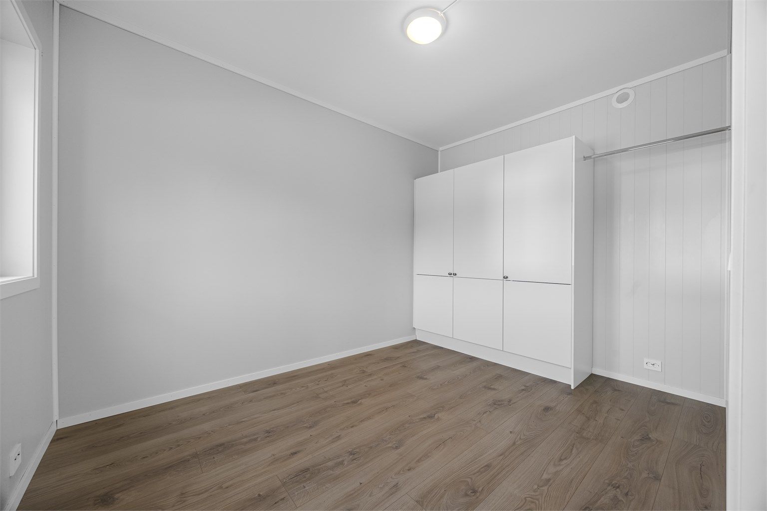 Hovedsoverommet har klargjort garderobeskap og god plass til dobbeltseng.