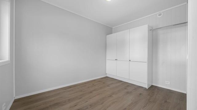 Hovedsoverommet har klargjort garderobeskap og god plass til dobbeltseng.