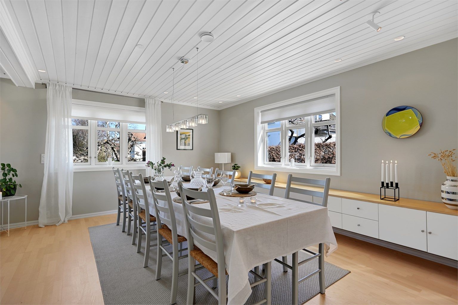 Spisestuen har parkettgulv og malte panelplater i taket.