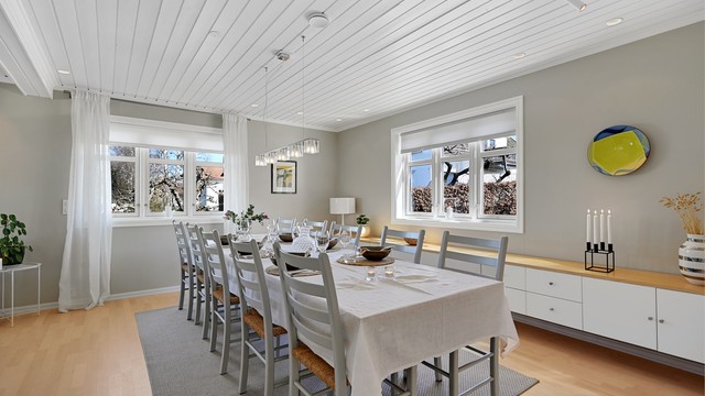 Spisestuen har parkettgulv og malte panelplater i taket.