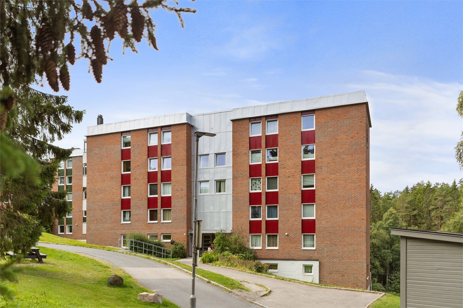 Leiligheten ligger i et etablert borettslag, med grønne omgivelser og tilgang til garasjeplass med elbillader.