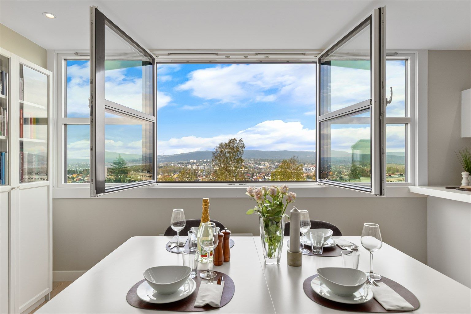  Stue med store vinduer gir en delvis utefølelse