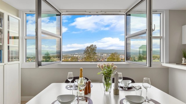 Stue med store vinduer gir en delvis utefølelse