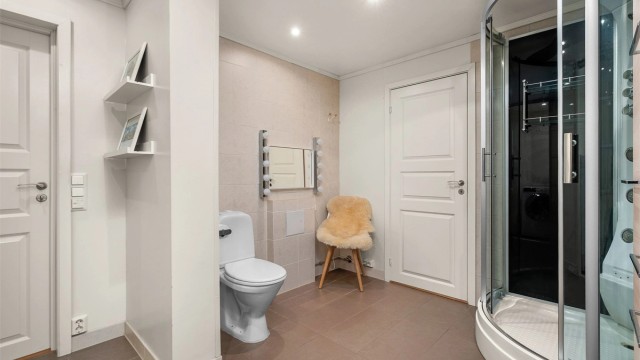 Badet og tilhørende teknisk rom er opprinnelig byggemeldt som en del av en større bod. Det er ikke søkt bruksendring fra tilleggsdel til hoveddel. Kjøper overtar alt ansvar, eventuell kostnad og risiko forbundet med dette.