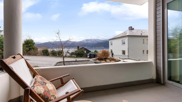 Det er god plass til møblering på terrassen og her kan du nyte utsikt mot Borgundfjorden og fjella i syd