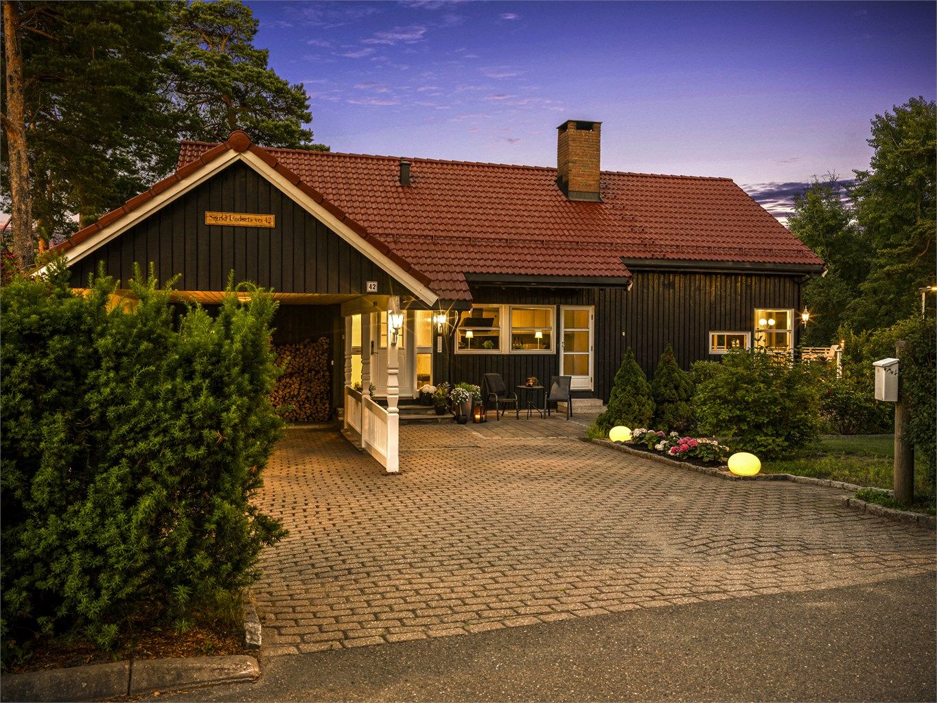 Eiendommen ligger helt innerst i gaten hvor det er både fredelig og barnevennlig.