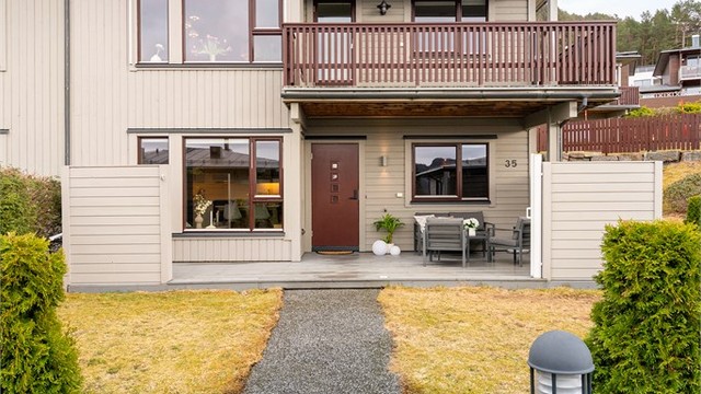 Eiendommen ligger i en rolig gate uten gjennomgangstrafikk.