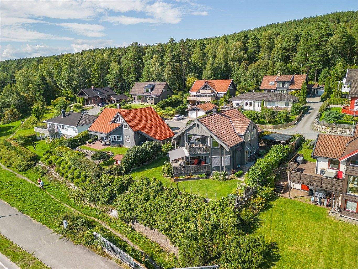 Velkommen til Skogbrynet 8! Enebolig utenom det vanlige! En bolig som kombinerer særpreg og sjel med gjennomført stil og moderne standard.