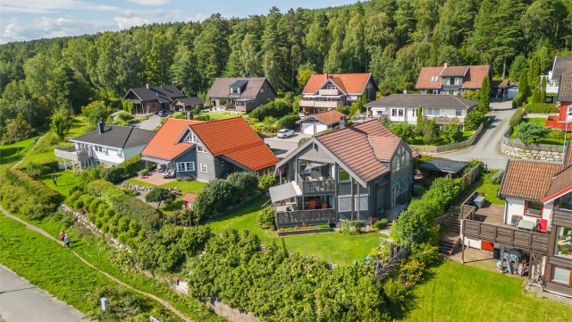 Velkommen til Skogbrynet 8! Enebolig utenom det vanlige! En bolig som kombinerer særpreg og sjel med gjennomført stil og moderne standard.