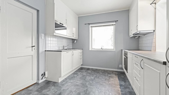 Kjøkken i leilighet i u.etg. NB! Leilighet er ikke byggemeldt og godkjent og er da ikke godkjent til sitt bruk og varig opphold, dog er lokalet godkjent til kontorlokaler.