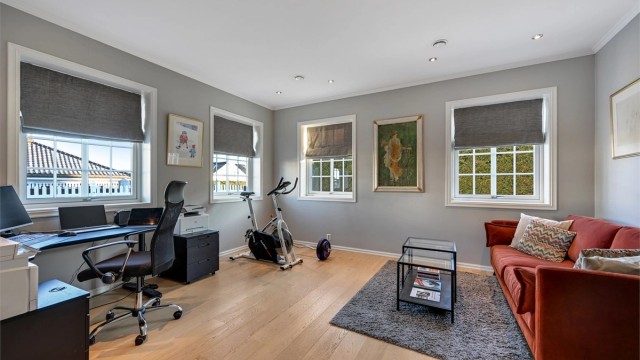 Stort kontor med gode innredningsmuligheter og rikelig med naturlig lys, som gir en god atmosfære.