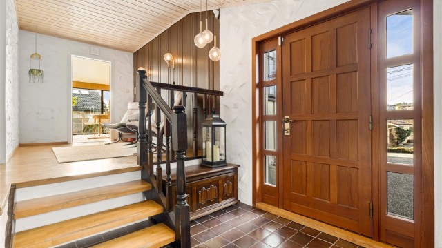 Velkommen inn i en luftig og romslig entré/hall!