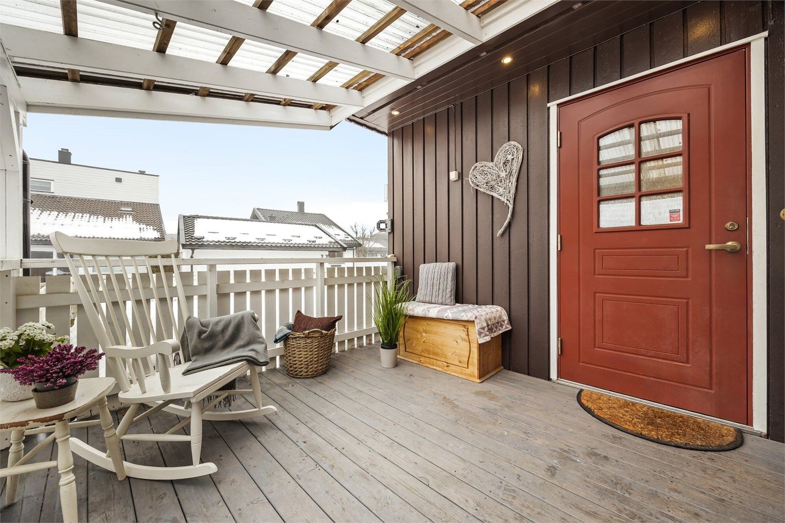 Nordvestvendt veranda/inngangsparti på 8 kvm med takoverbygg (ikke byggemeldt).