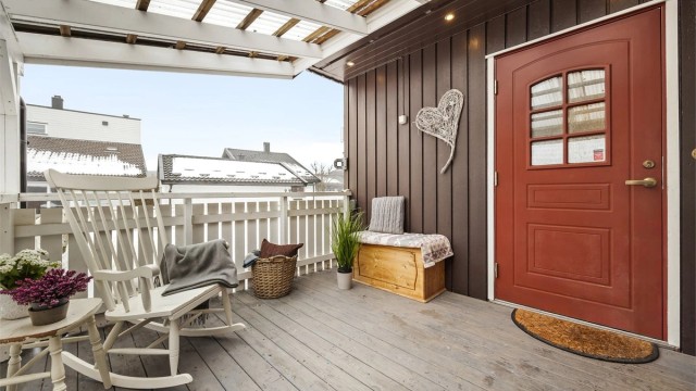 Nordvestvendt veranda/inngangsparti på 8 kvm med takoverbygg (ikke byggemeldt).