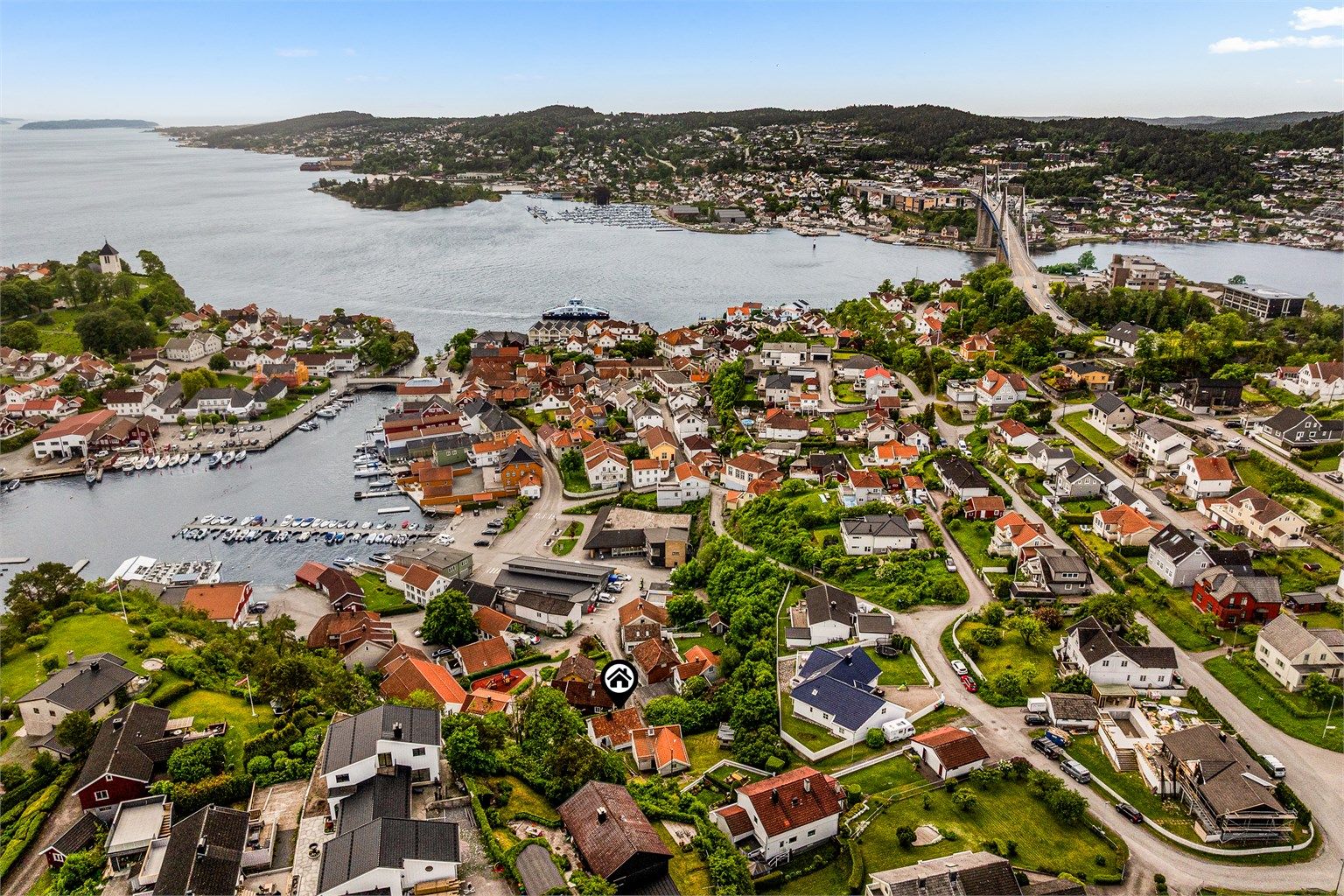 Rett på andre siden av Breviksbrua er det stort kjøpesenter på Stathelle.