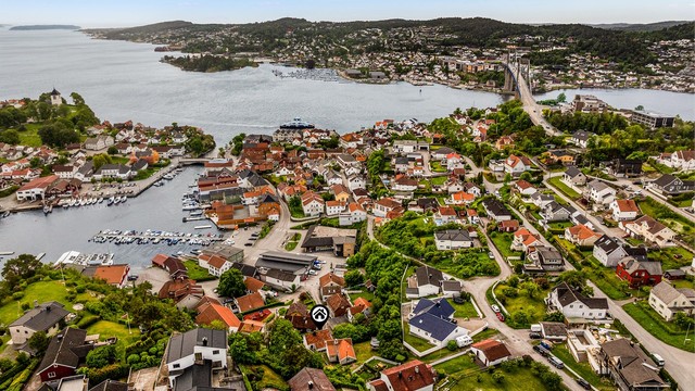 Rett på andre siden av Breviksbrua er det stort kjøpesenter på Stathelle.