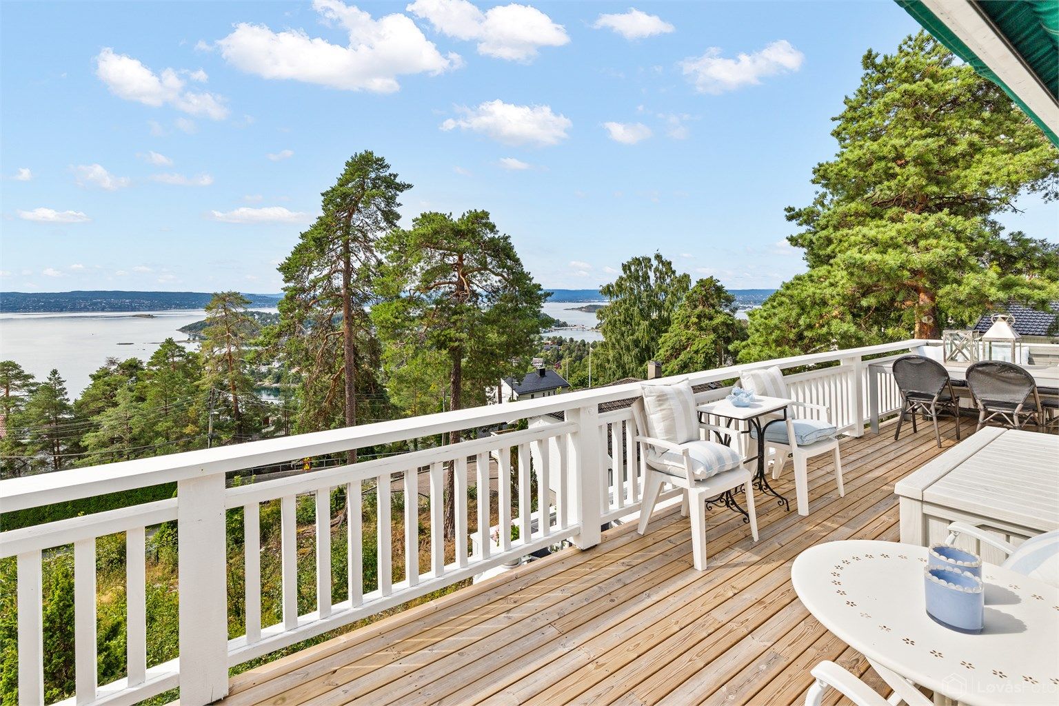 Flott utsikt. Verandaen har markise, utebelysning og stikkontakt