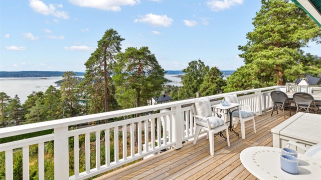 Flott utsikt. Verandaen har markise, utebelysning og stikkontakt